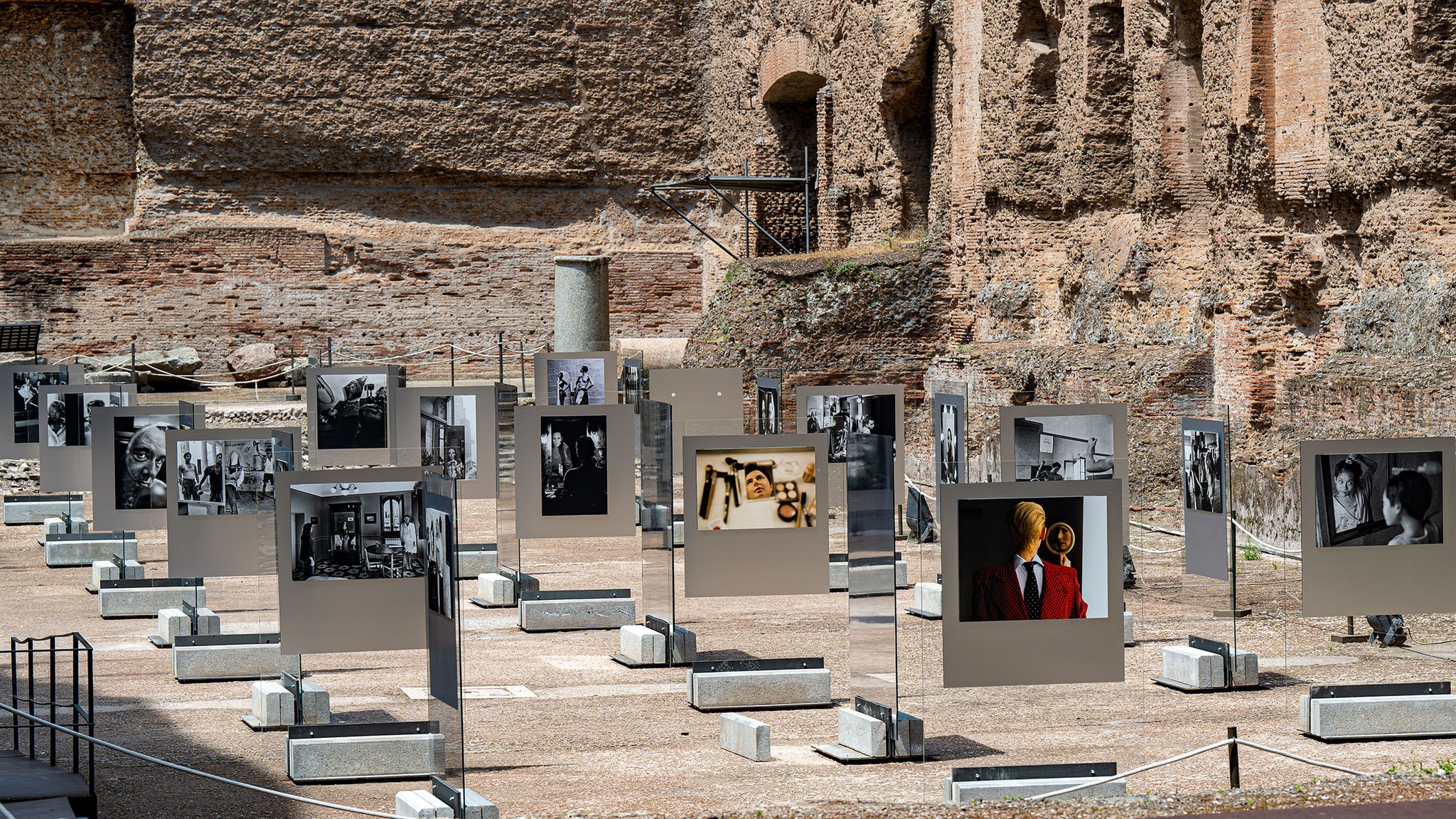 roma_caracalla_mostra-narciso-la-fotografia-allo-specchio_allestimento_foto-ssabap-roma