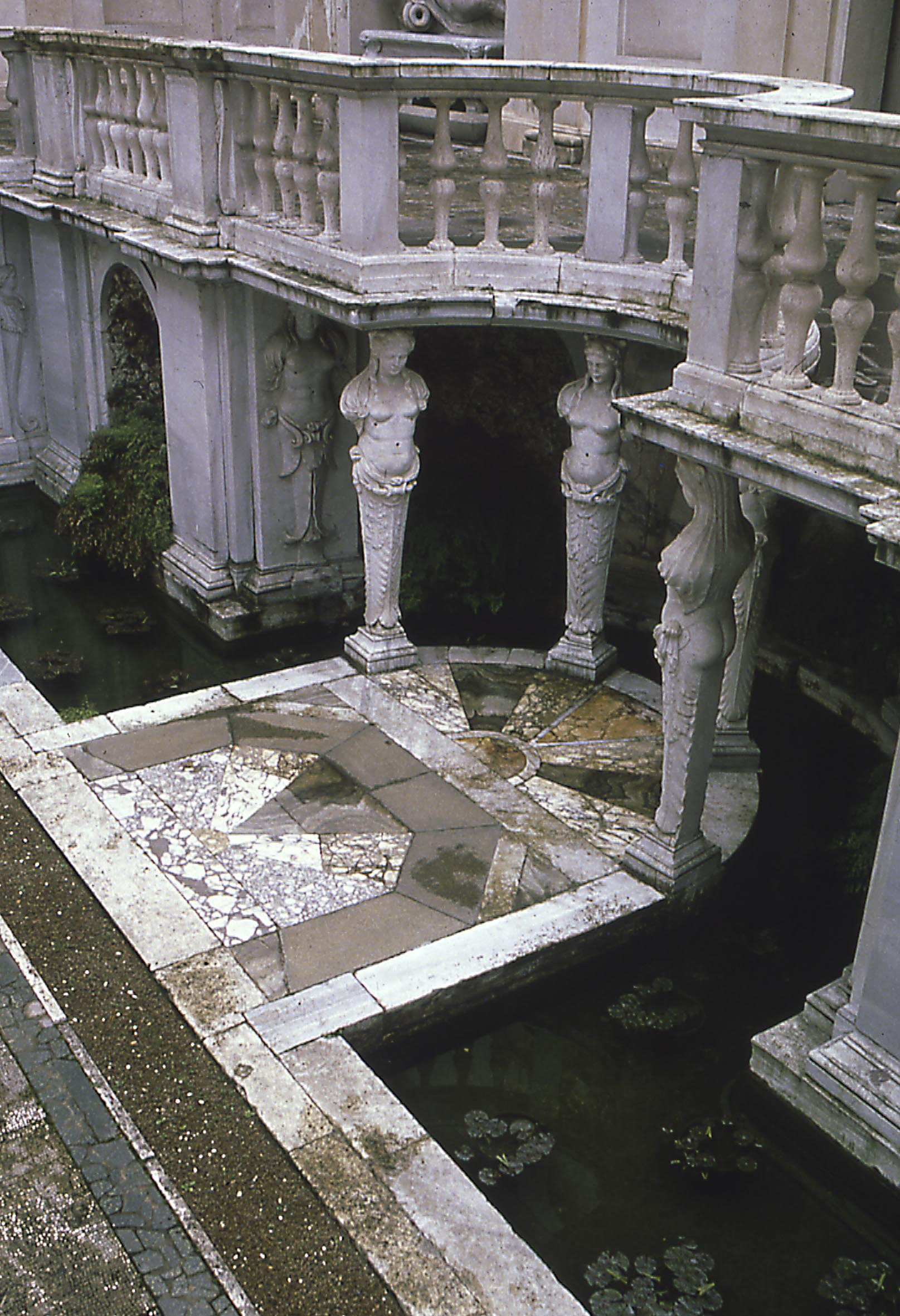 roma_villa-giulia_restauro-ninfeo_13_cariatidi-stato-di-deterioramento_foto-etru