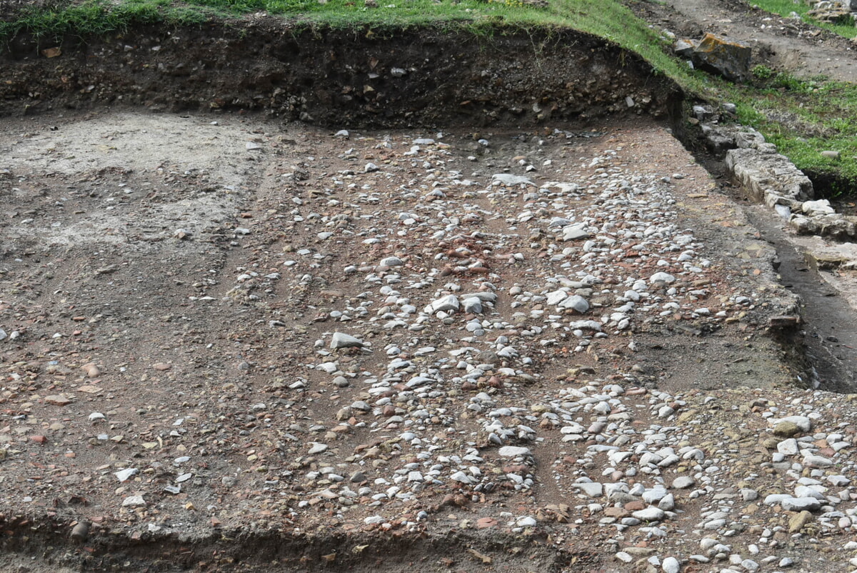 aquileia_area-mercato-antico_scavo-univr_nuove-scoperte_strada-acciottolata_foto-fondazione-aquileia