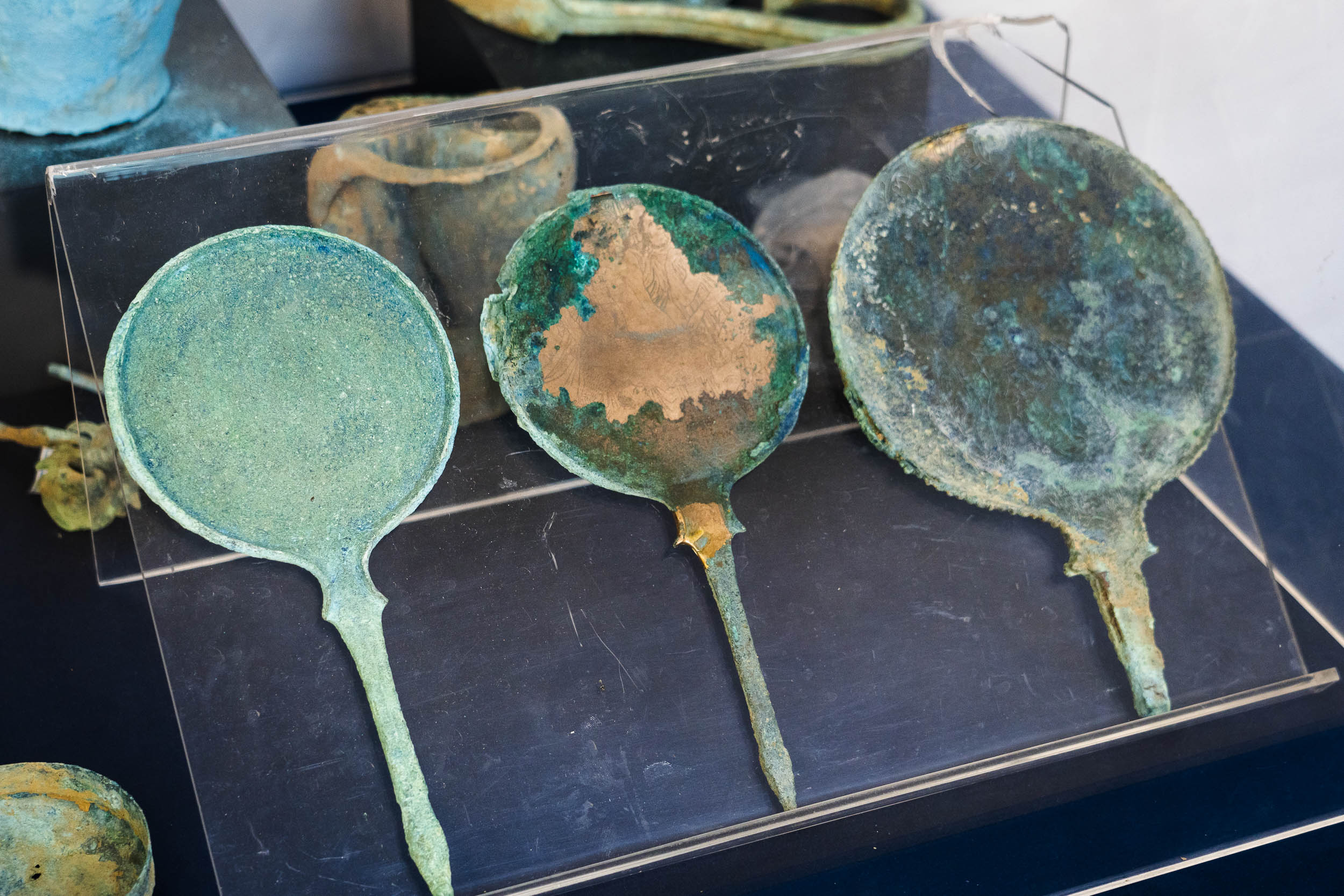 roma_TPC_sequestro-riconsegna-urne-e-sarcofagi-etruschi_da-Citta-Della-Pieve_specchi-in-bronzo_foto-emanuele-antonio-minerva_tpc