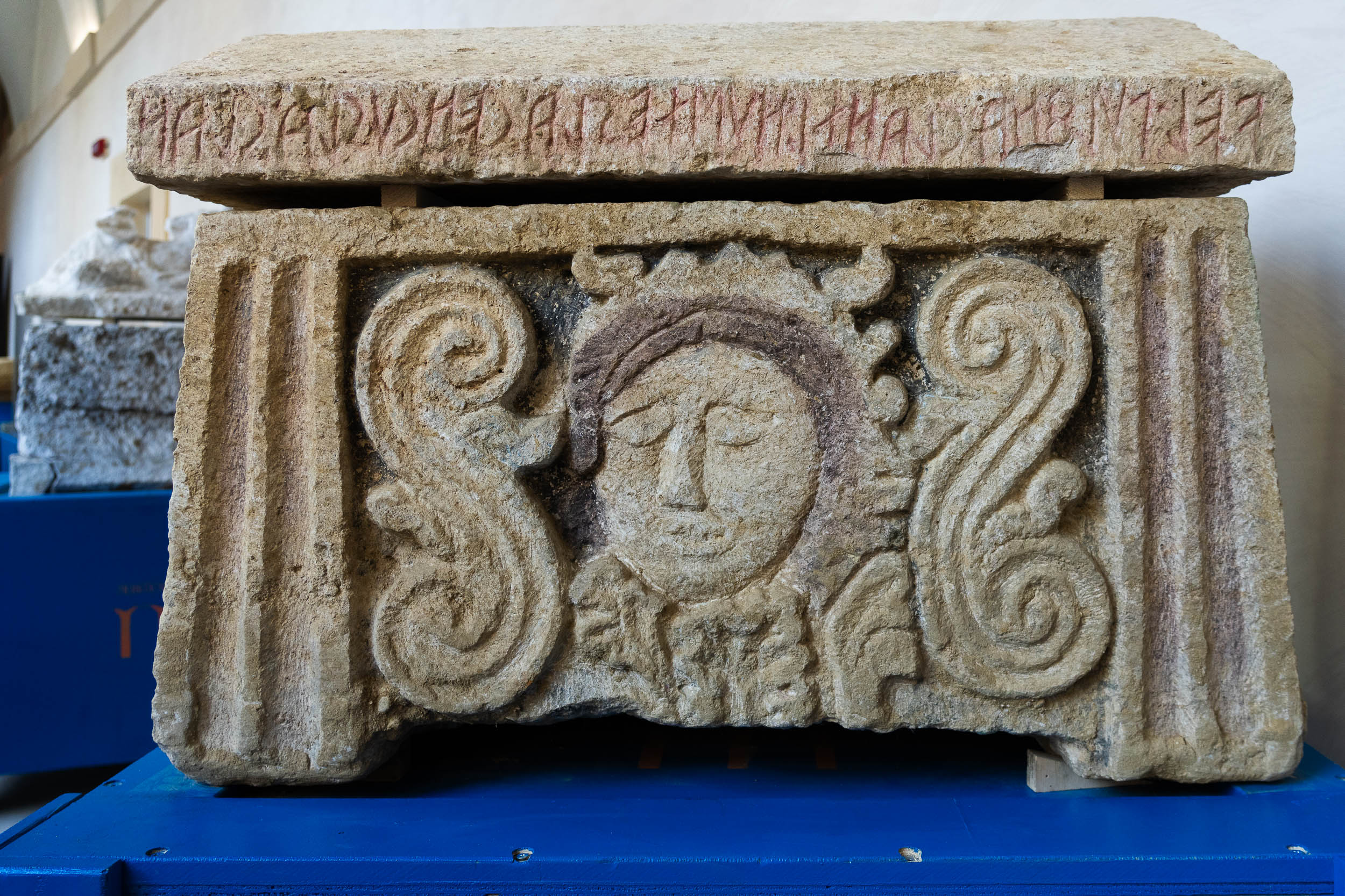 roma_TPC_sequestro-riconsegna-urne-e-sarcofagi-etruschi_da-Citta-Della-Pieve_urna-iscrizoone-e-gorgone_foto-emanuele-antonio-minerva-tpc