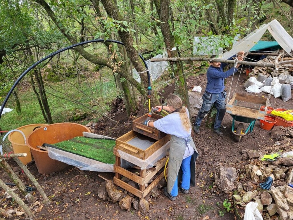 sgonico_carso-triestino_scoperto-pugnale-età-del-rame_fase-di-scavo_foto-unive