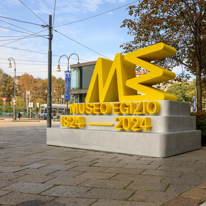 torino_egizio_celebrazioni-bicentenario_insegne-gialle_foto-museo-egizio