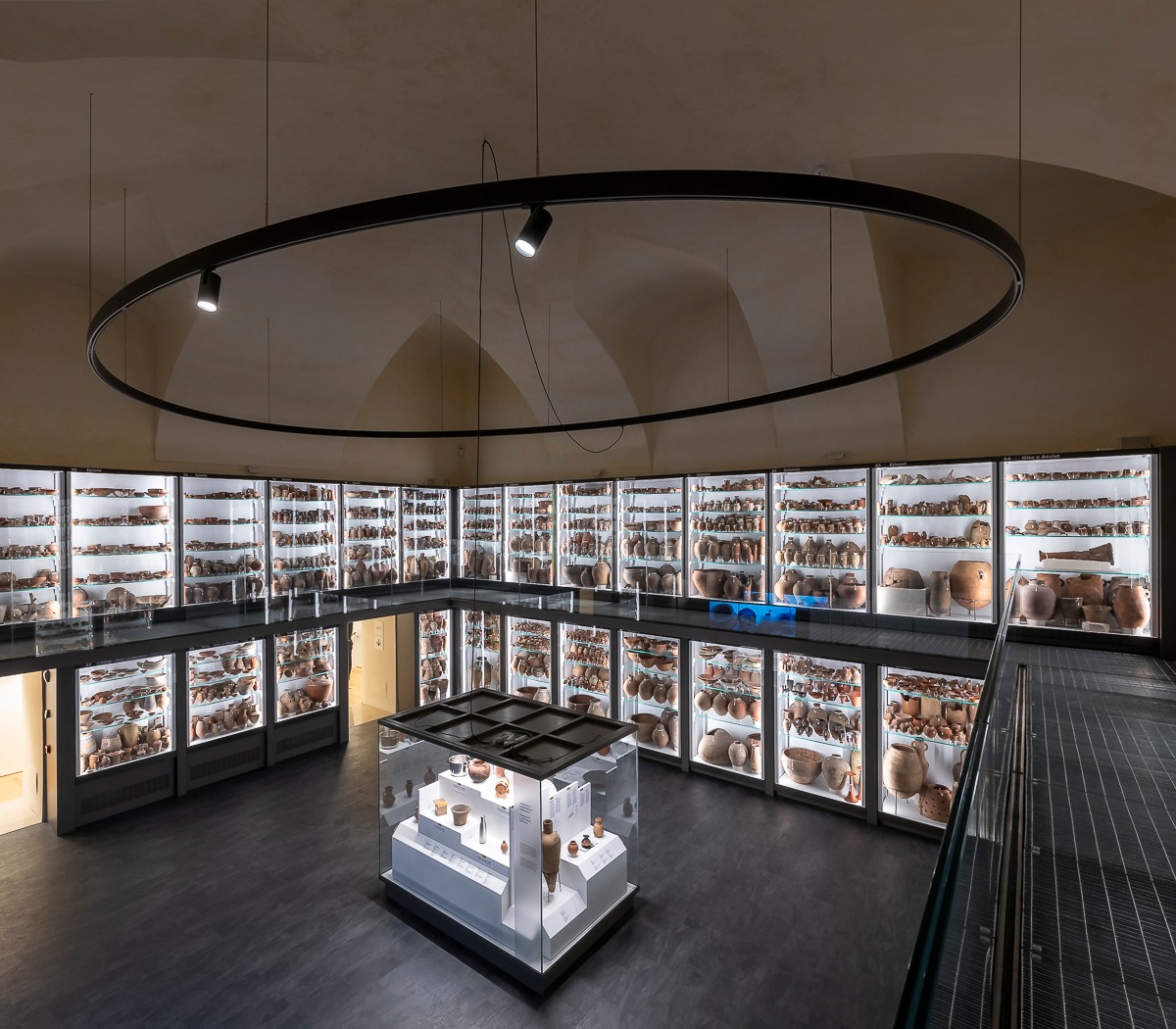 torino_egizio_sezione-materia_sala-vasi_panoramica_foto-museo-egizio