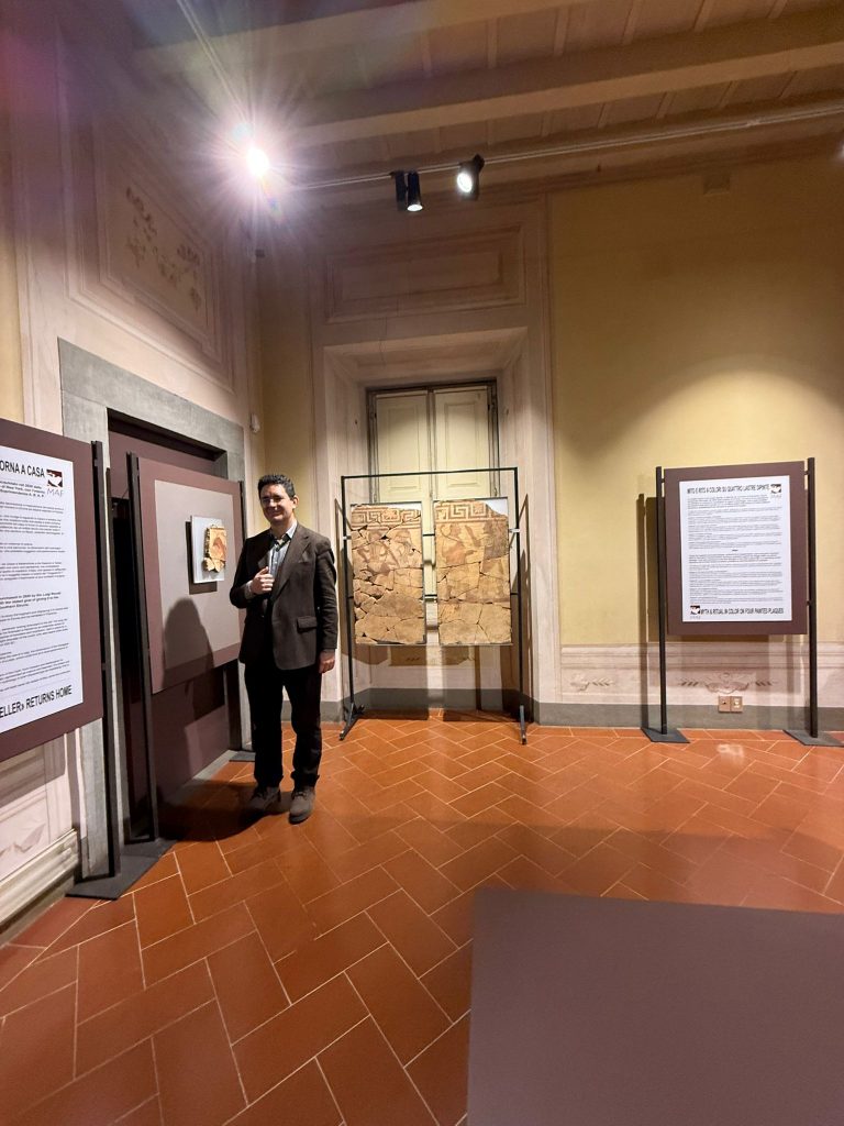 firenze_archeologico_mostra-visioni-di-miti-e-riti-etruschi-a-firenze_lastra-viaggiatore-etrusco-e-maras_foto-maf