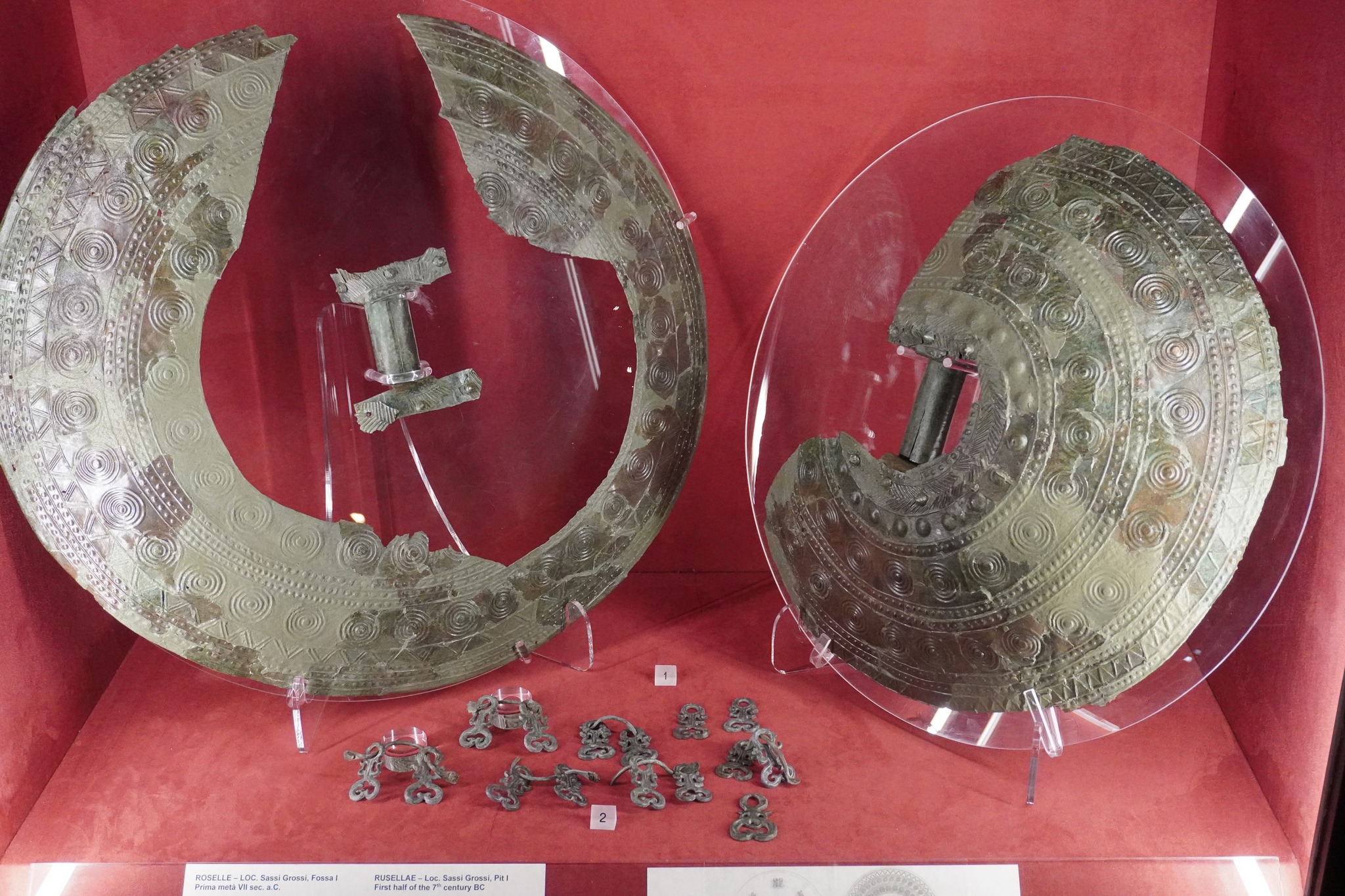 grosseto_archeologico_mostra-rex-rusellarum-le-tombe-principesche-di-sassi-grossi-e-la-nascita-di-roselle_scudi-in-bronzo_foto-maam