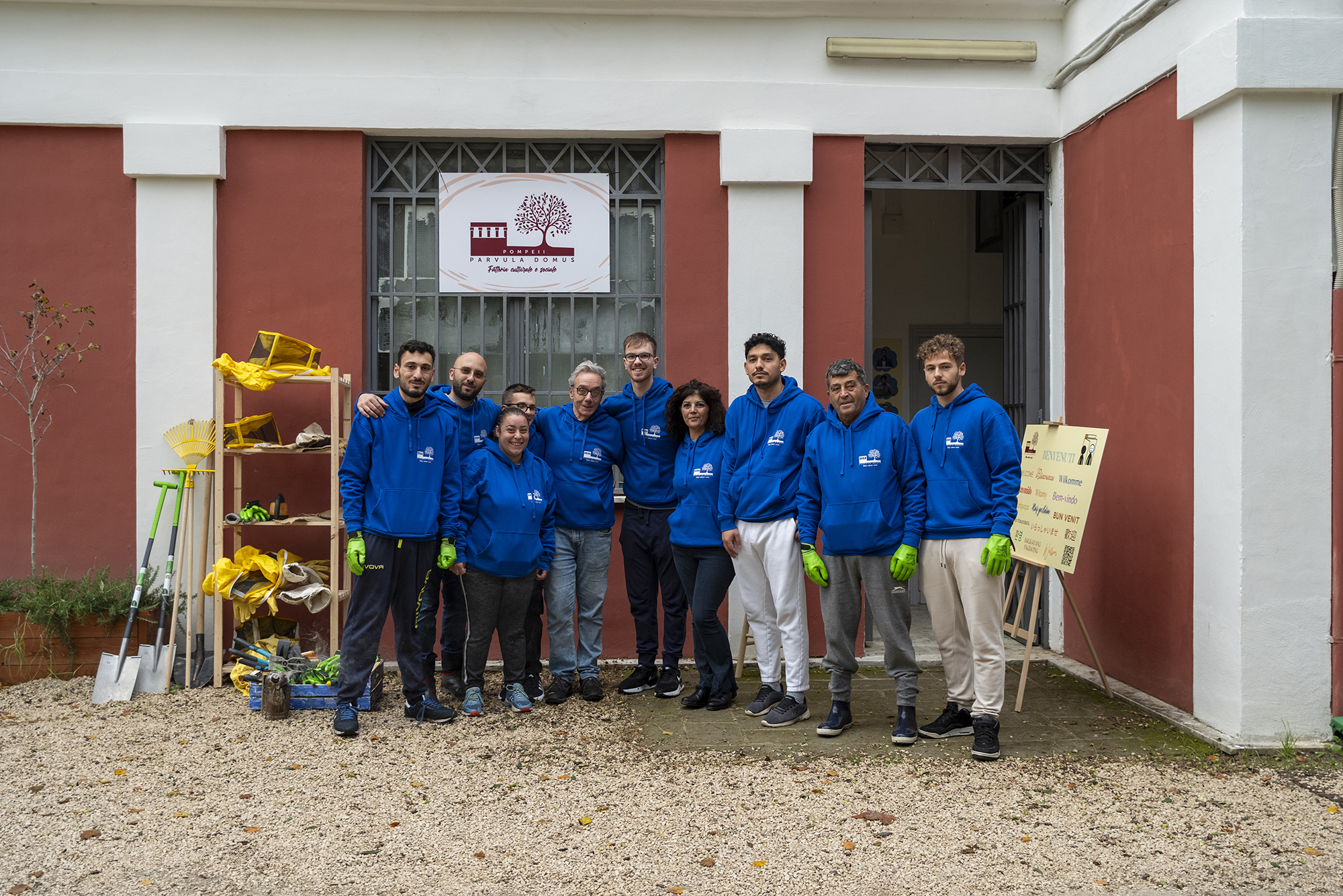 pompei_parco_PARVULA-DOMUS-Fattoria-culturale-e-sociale_team-e-ragazzi_foto-parco-archeologico-pompei