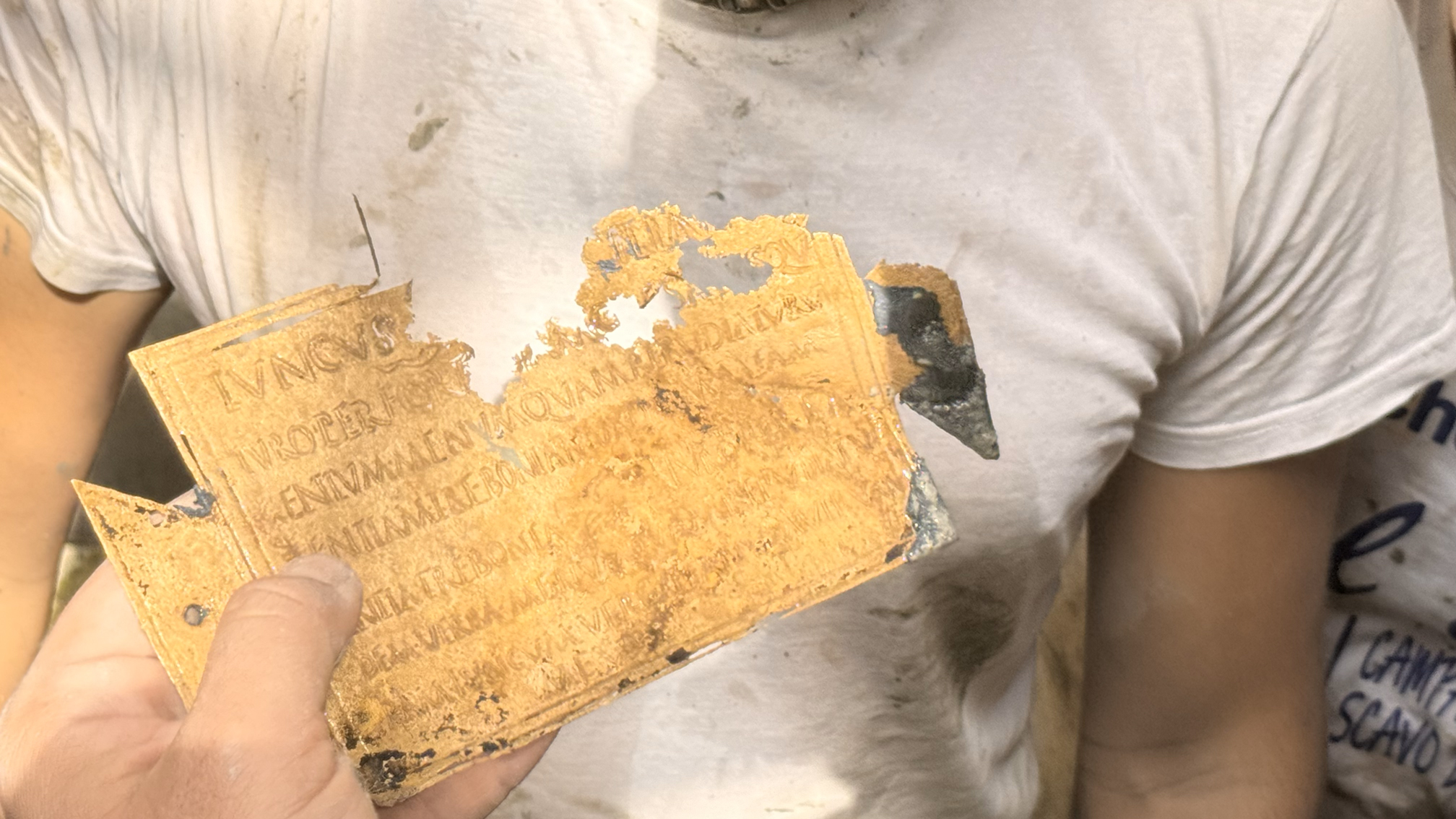 san-casciano_scavi.2024_lamina-d-oro-con-iscrizione_foto-ludovico-salerno_SABAP-SI-Comune-S-Casciano-Unistrasi