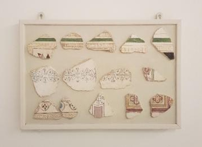 tivoli_villa-adriana_mostra-sotto-il-segno-del-capricorno_pannello-con-frammenti-di-intonaco-dipinto_foto-veronica-fondi