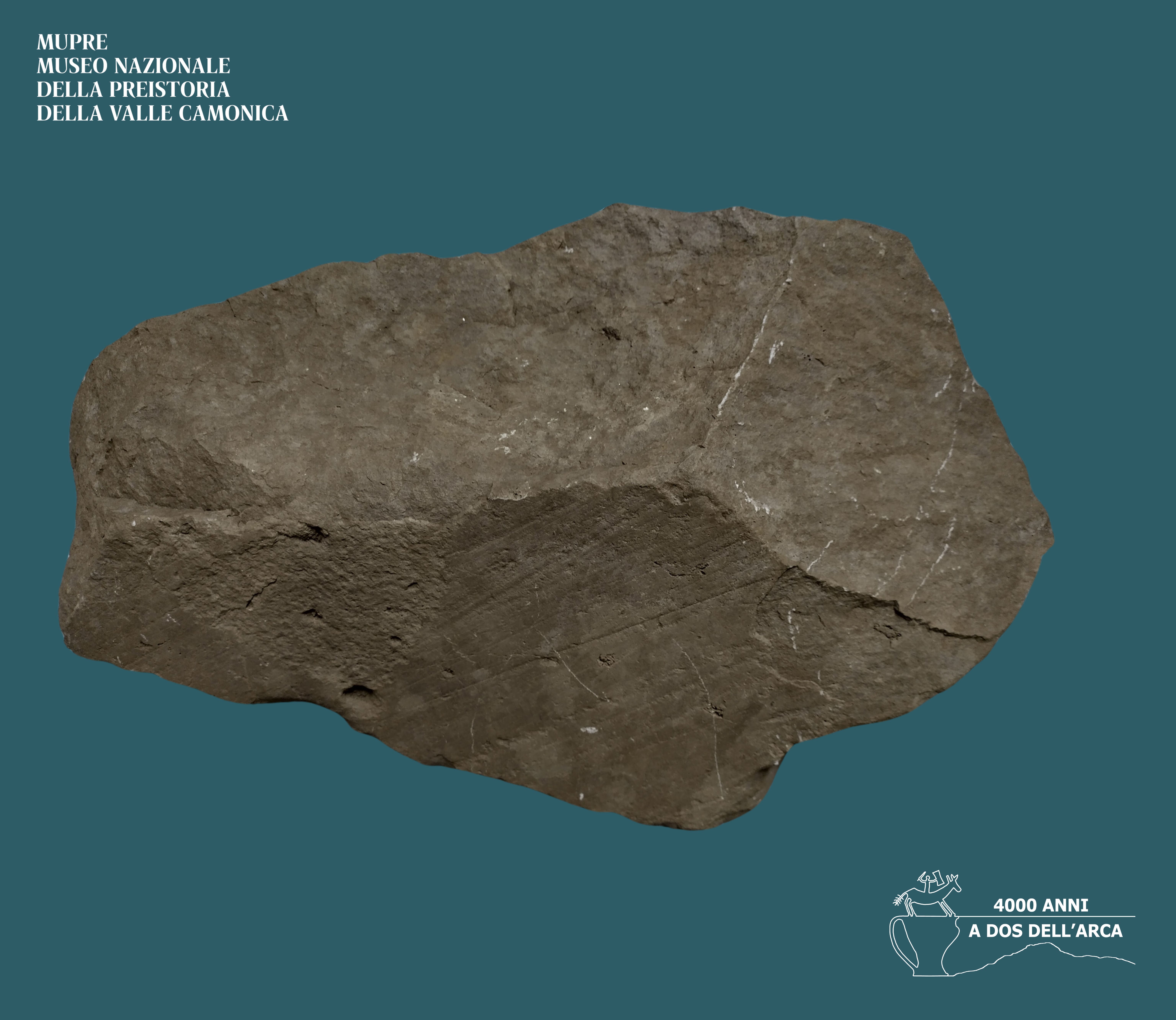 capo-di-ponte_mupre_mostra-4000-anni-al-dos-dell-arca_2._Frammento-roccia-n-21-con-macula-incisa_neolitico-medio_recente_foto-drm-lombardia