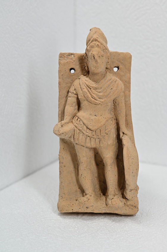 napoli-afragola_gruppo-FS_presentazione-reperti-archeologici-rinvenuti_altorilirevo-guerriero_foto-gruppo-fs