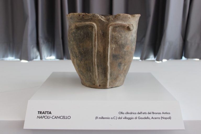 napoli-afragola_gruppo-FS_presentazione-reperti-archeologici-rinvenuti_olla-età-del-bronzo_foto-gruppo-fs