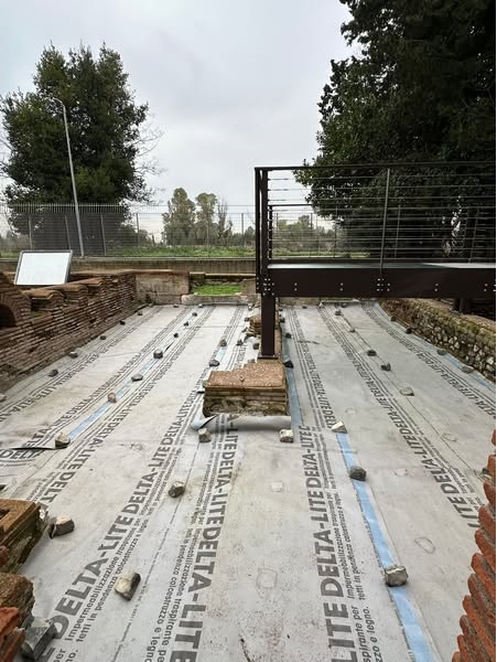 ostia-antica_parco_isola-sacra_necropoli-portus_tomba-E25_mosaici-coperti_foto-parco-ostia-antica