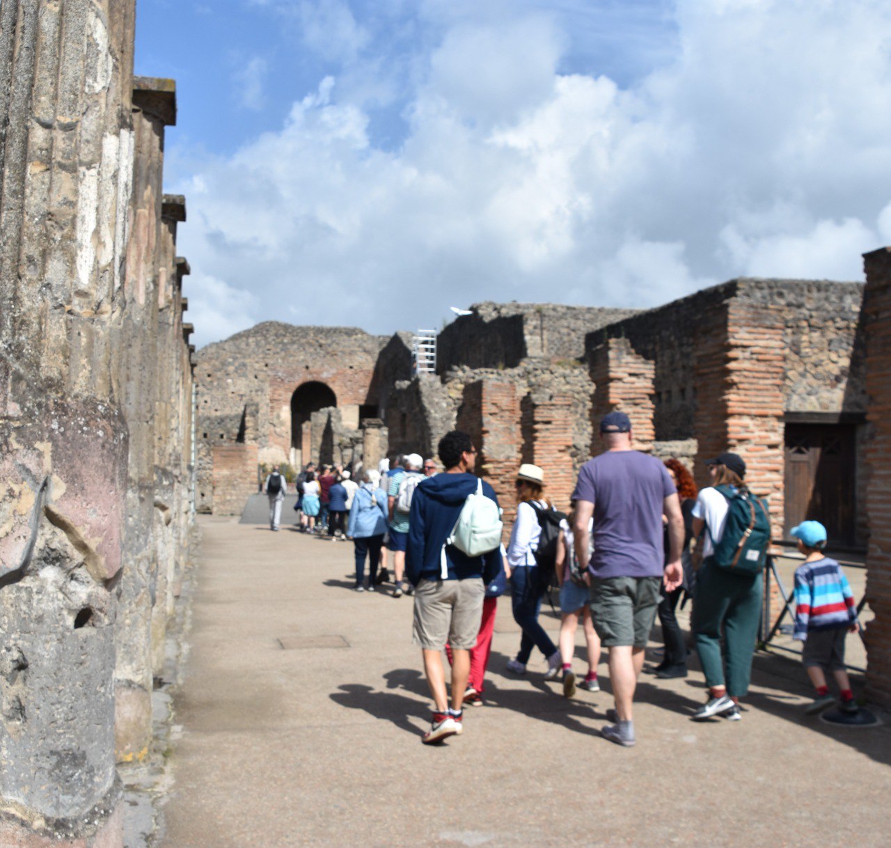 pompei_parco_tutisti_visitatori_famiglie_1_foto-parco-archeologico-pompei