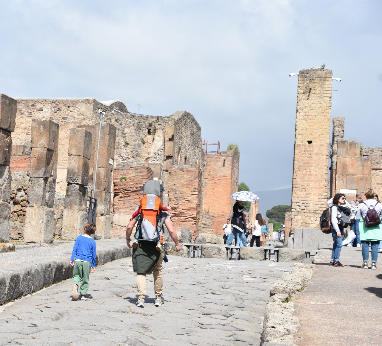 pompei_parco_tutisti_visitatori_famiglie_2_foto-parco-archeologico-pompei