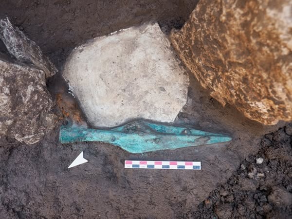 trento_via-s-croce_scoperta-necropoli-preromana_punta-di-lancia-in-bronzo_foto-provincia-tn