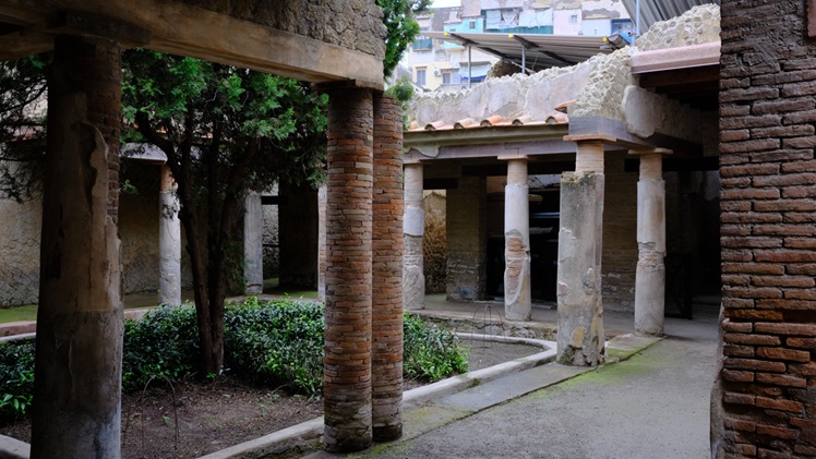 ercolano_parco_casa-del-colonnato-tuscanico_peristilio_22_foto-paerco