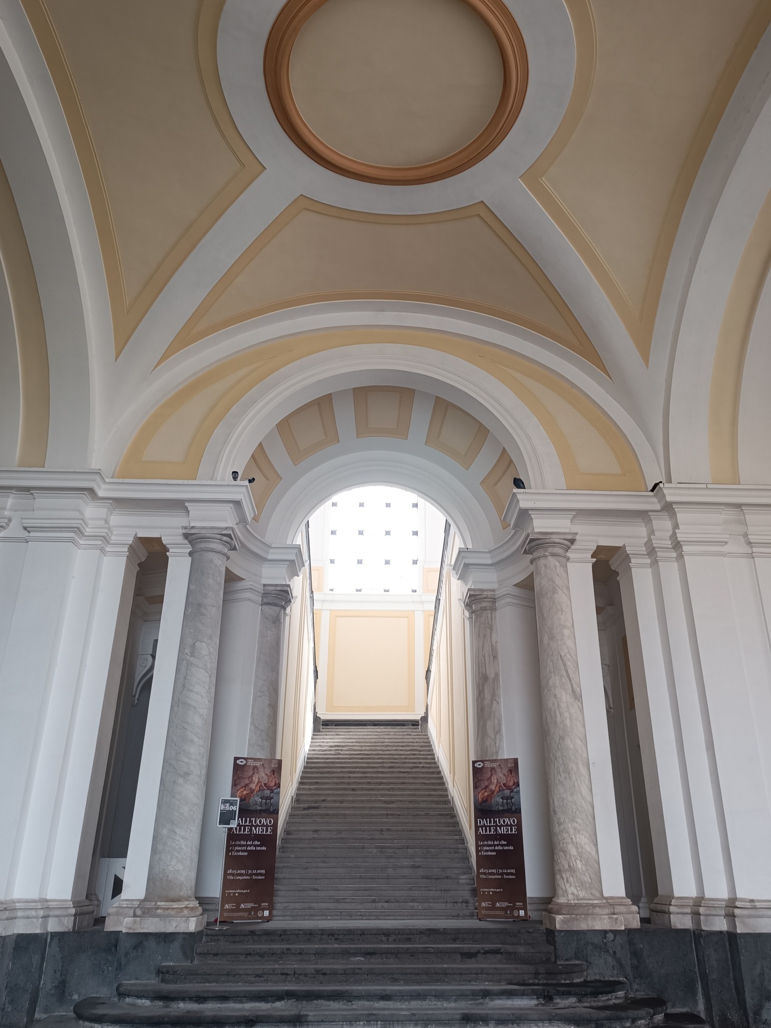 ercolano_parco_villa-campolieto_mostra-dall-uovo-alle-mele_atrio_foto-paerco