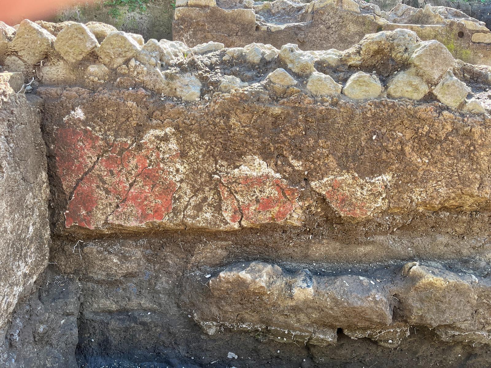 giuliano-in-campania_antica-liternum_necropoli_scoperti-recinti-funerari_intonaco-recinto_foto-sabap-na