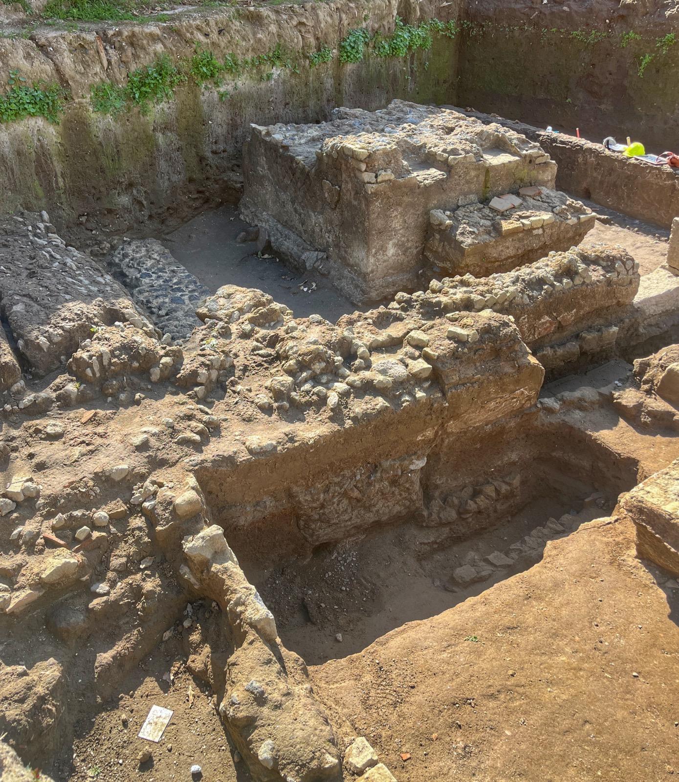 giuliano-in-campania_antica-liternum_necropoli_scoperti-recinti-funerari_mausoleo_foto-sabap-na.jpeg.jpg