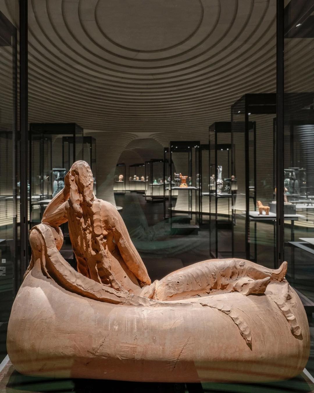 milano_fondazione-rovati_mostra-etruschi-del-novecento_leoncillo-leonardi-recumbenti-moderni_foto-fondazione-rovati